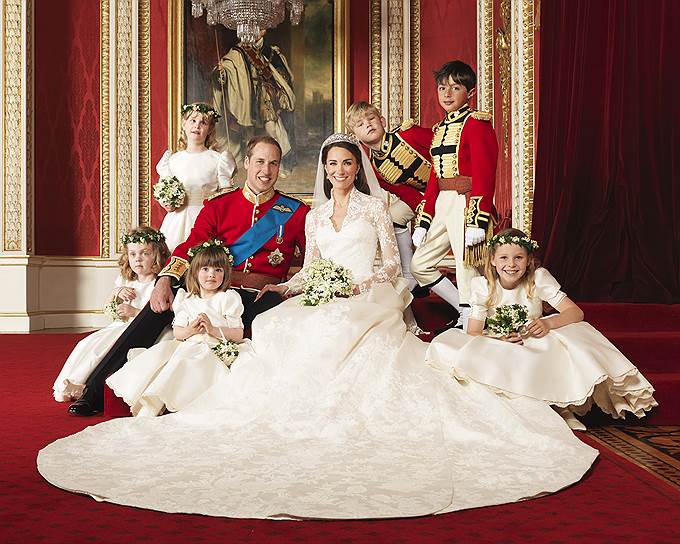 Свадьба принца Уильяма и его давней подруги Кэтрин Миддлтон состоялась 29 апреля 2011 года, венчание прошло в Вестминстерском аббатстве в Лондоне. Торжества обошлись в &amp;#163;20 млн. Австралийская газета Herald Sun оценивала затраты на обеспечение безопасности в &amp;#163;17,5 млн, стоимость цветов — в &amp;#163;437 тыс. Платье невесты, по оценкам, стоило &amp;#163;250 тыс., свадебный торт — &amp;#163;50 тыс. Казначейство ее величества оплатило безопасность и транспорт, остальные расходы легли на королевскую семью и семью Миддлтон
