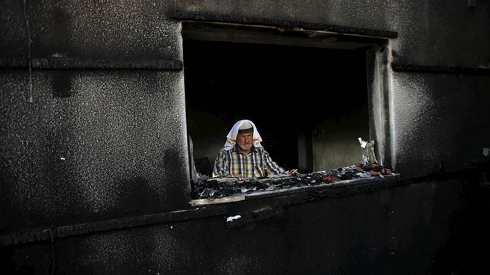 Кфар-Дума, Палестина. Местный житель осматривает один из двух домов, подожженных израильскими экстремистами