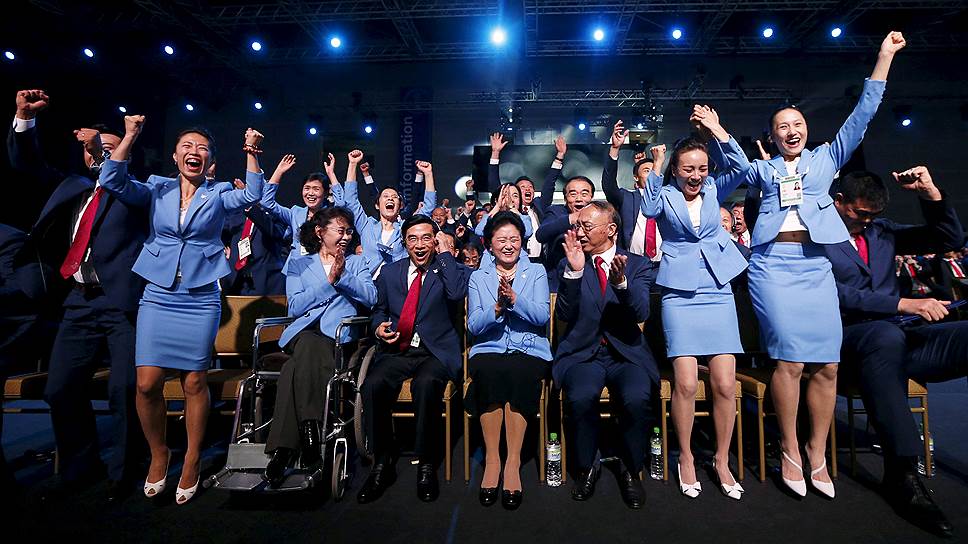 Куала-Лумпур, Малайзия. Делегация Китая празднует победу заявки Пекина на проведение зимней Олимпиады в 2022 году