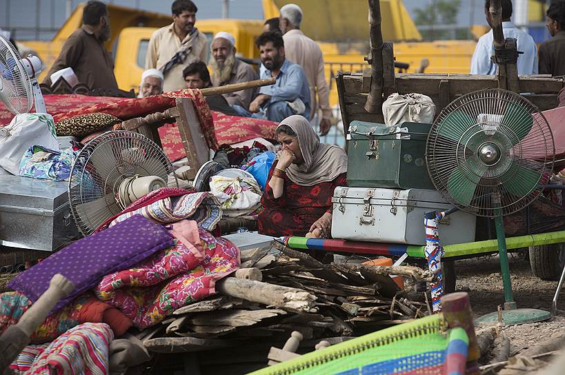 Исламабад, Пакистан. Местные жители после сноса их нелегально возведенных домов на окраине города