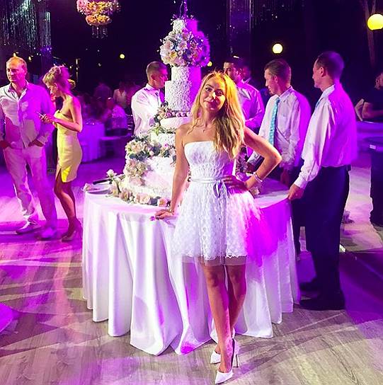 Дочь невесты Александра Жулина позирует на фоне свадебного торта. Дети жениха не приехали на свадьбу отца