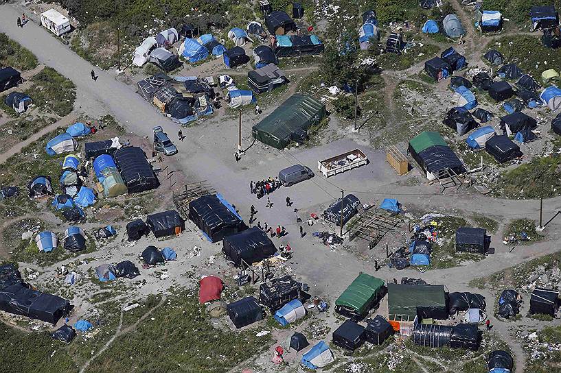 На фото: вид с воздуха на лагерь беженцев