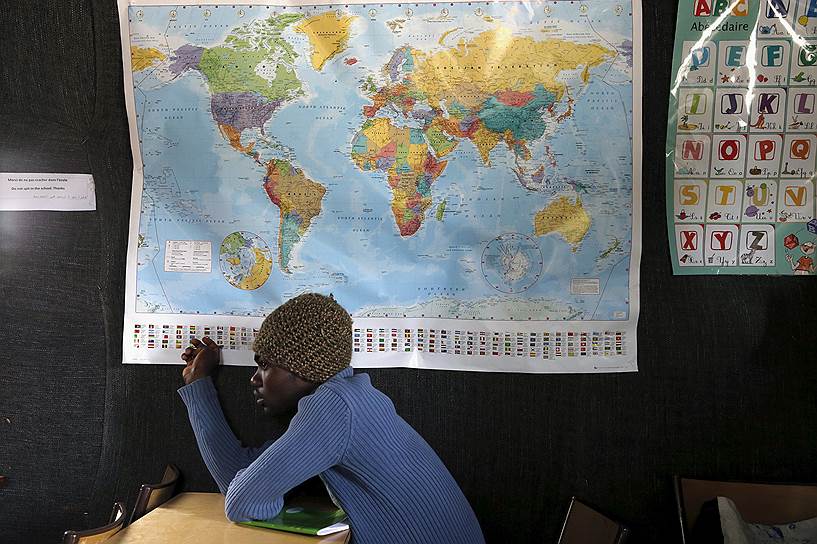 На фото: мигрант из Судана на занятиях в импровизированной школе