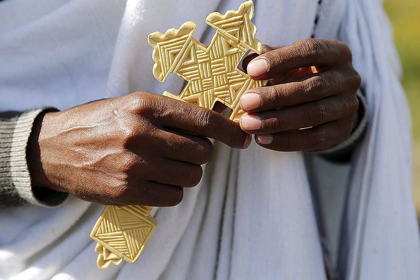 На фото: священник из Эфиопии после воскресной мессы