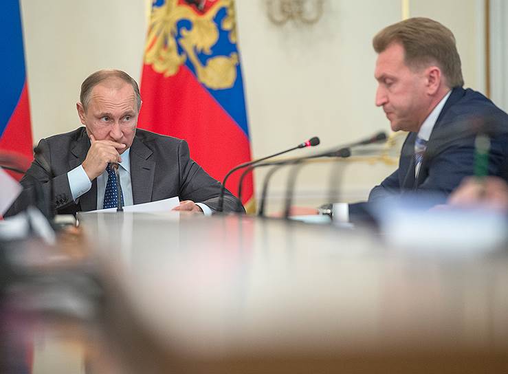 Президент России Владимир Путин (слева) и председатель правительства России Игорь Шувалов 