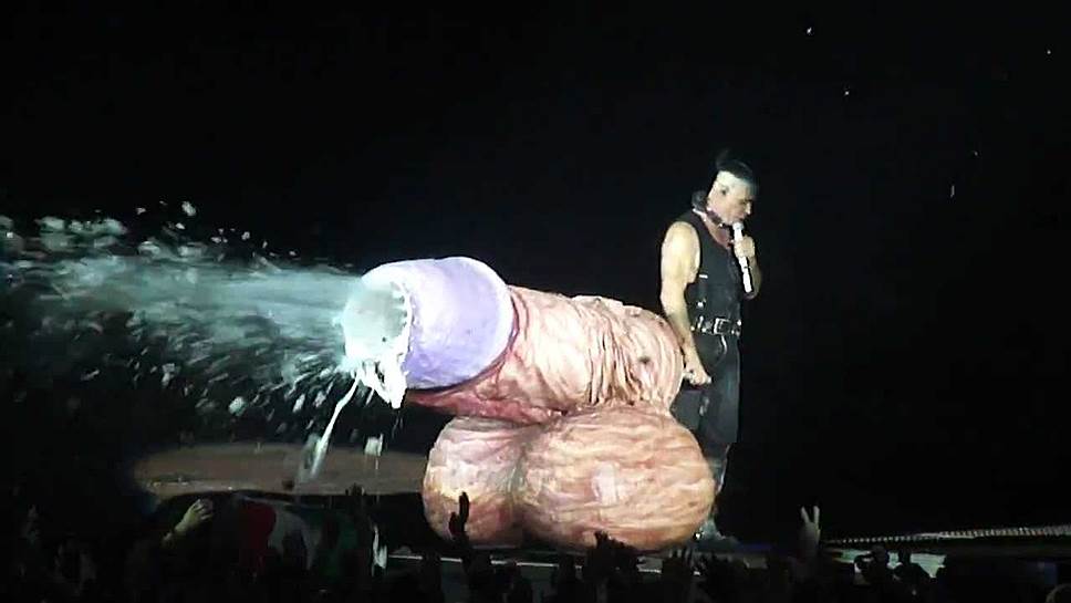 Клип Rammstein «Pussy» и сценическое воплощение сингла (2009) Выход первого сингла к альбому Rammstein “Liebe Ist Für Alle Da” сопровождался релизом музыкального видео, специально для которого был создан сайт Visit-X. В клипе, снятом Йонасом Акерлундом, музыканты примерили типичные для порно амплуа — Плейбоя, Босса, Ковбоя, Фетишиста, Тусовщика и Транссексуала. Но в эротических эпизодах рокеров все же заменили дублеры. Найти самую откровенную версию “Pussy” в интернете сейчас непросто, ролик встречается чаще всего в смягченном варианте. Зато на концертах во время исполнения этой песни Тиль Линдеманн поливает публику белой пеной из напоминающего член брандспойта, чем очень сильно бесит блюстителей нравственности