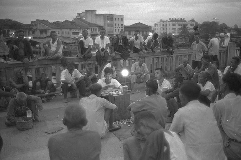 2 августа 1960 год. Мост Рид-Бридж, построенный в конце 19 века, был популярен среди чернорабочих, которые собирались после рабочего дня, чтобы послушать рассказы друг друга