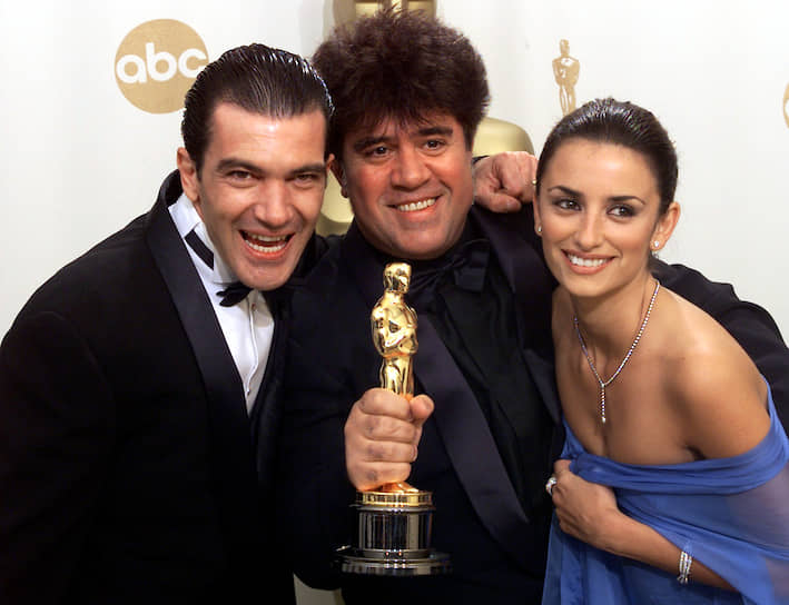 Несмотря на то, что Антонио Бандерас ни разу не получил «Оскар», он стал первым испанским актером, номинированным на «Золотой глобус»
&lt;br>На фото: с режиссером Педро Альмодоваром и актрисой Пенелопой Крус на 74-й церемонии вручения премии «Оскар»
