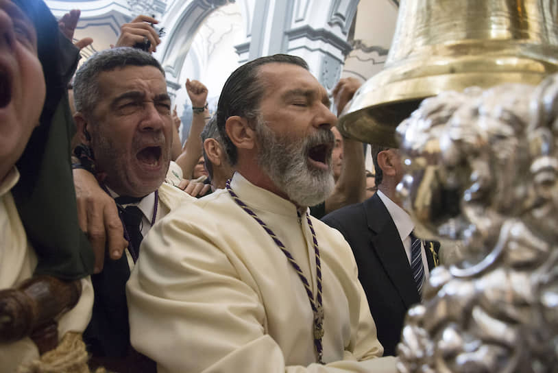 Антонио Бандерас является участником римско-католического религиозного братства в родном городе Малага и принимает участие в процессии во время Страстной недели