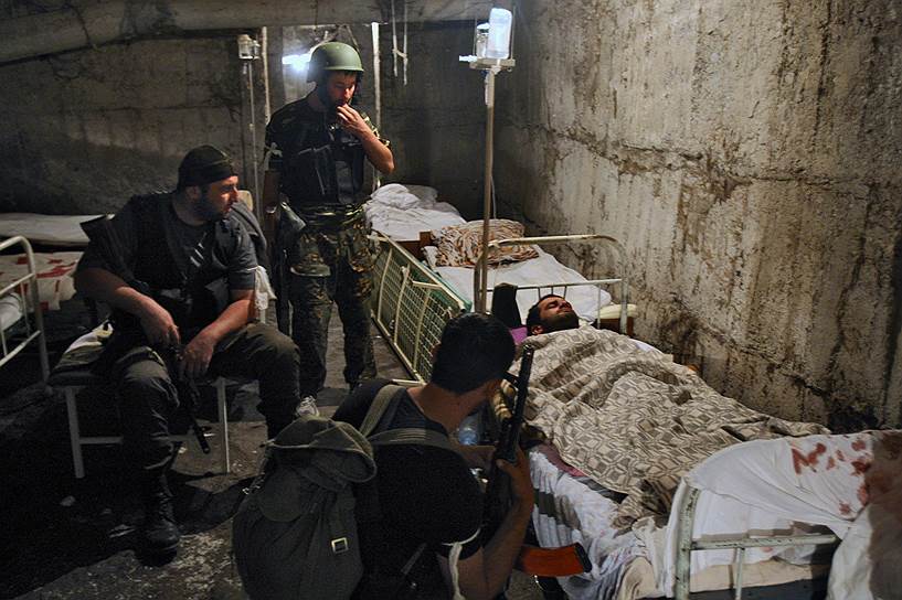 Раненый солдат южно-осетинской армии в подвале городской больницы города Цхинвал