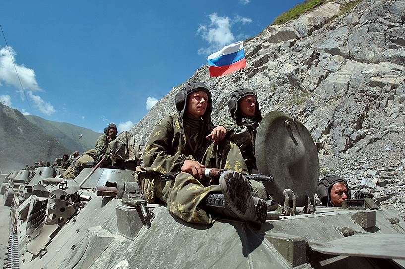 Колонна военной техники 58-й армии России на Транскавказской магистрали