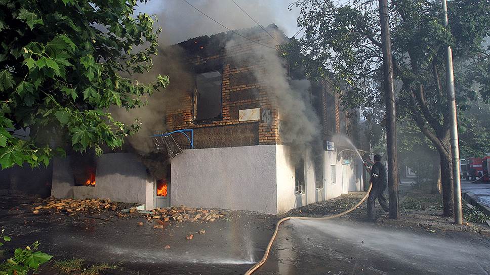 Тушение горящего дома после бомбардировки в городе Цхинвал