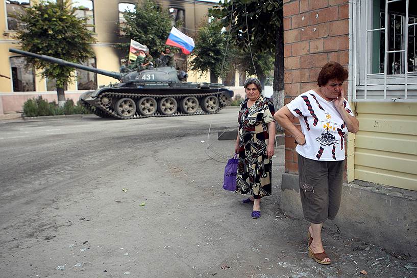 Российский танк на улице города Цхинвал