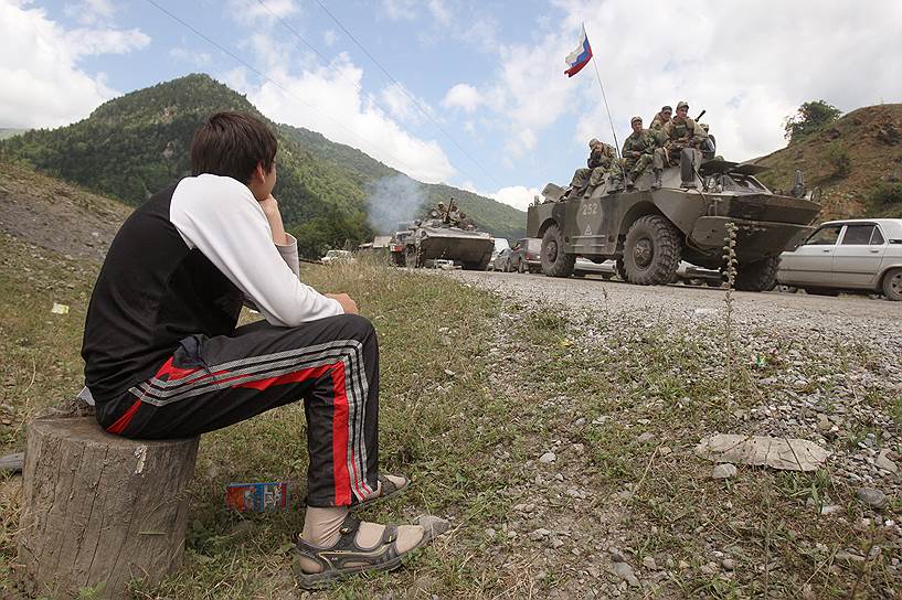 Военная техника 58-й армии России на Транскавказской магистрали при въезде в город Цхинвал