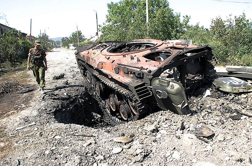 Солдат российских миротворческих сил в Южной Осетии у сгоревшей боевой машины пехоты
