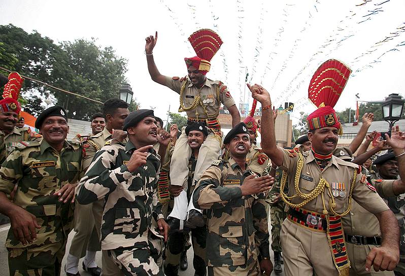 Солдаты пограничных сил безопасности страны танцуют на празднике 