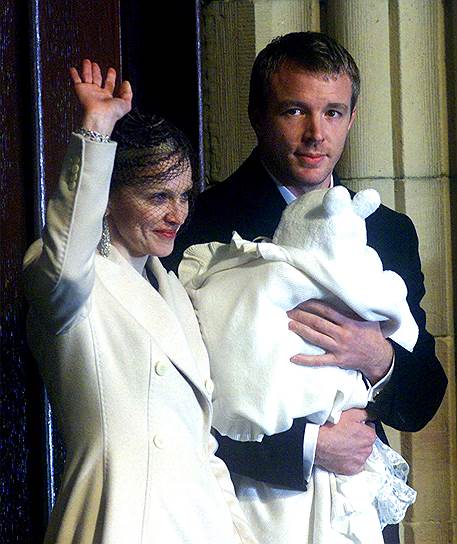 В 2000 году Мадонна вышла замуж за режиссера Гая Ритчи (на фото), в этом же году у звездной пары родился сын. Мадонна и Ритчи расстались в 2008 году

