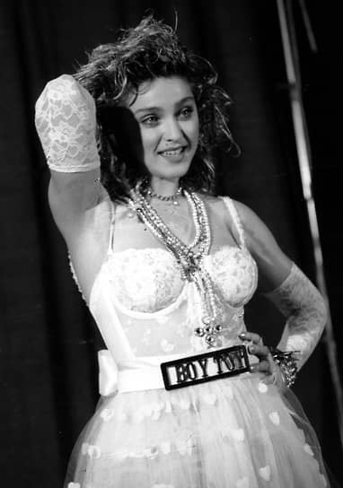 В 1983 году вышел дебютный альбом певицы «Madonna». В течение года он занял 8-е место в чарте Billboard 200 и 6-е место в британском чарте. Затем Мадонна выпустила несколько удачных синглов, в частности «Holiday». Второй альбом «Like a Virgin» вышел в 1984 году. С песней «Like a Virgin» Мадонна выступила на первой церемонии награждения MTV Video Music Awards (на фото)