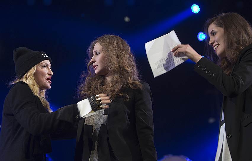 Позже она встретилась с участницами группы Pussy Riot  и еще раз выразила им свою поддержку&lt;br>
На фото: Мадонна (слева) с участницами группы  Pussy Riot Марией Алехиной и Надеждой Толоконниковой (справа) на благотворительном концерте в Нью-Йорке