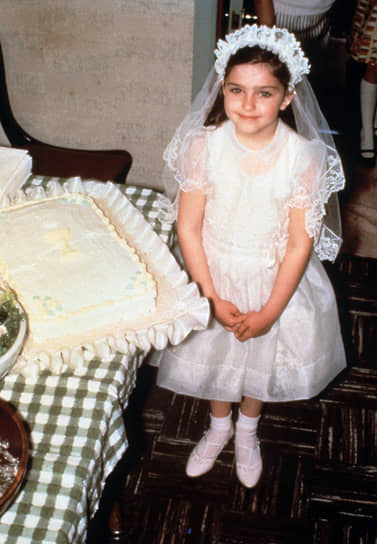 Мадонна Луиза Чикконе родилась 16 августа 1958 года в американском городе Бей-Сити (штат Мичиган). Она была первой дочкой в семье, поэтому ей дали имя в честь матери. Та умерла, когда девочке было пять лет. Всего у Мадонны четыре брата и одна сестра