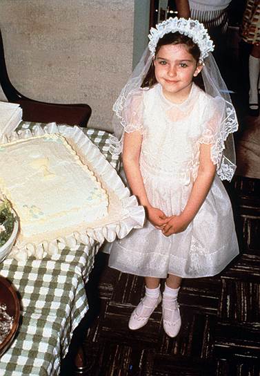 Мадонна Луиза Чикконе родилась 16 августа 1958 года в американском городе Бей-Сити (штат Мичиган). Свое имя она получила от матери, которая через несколько месяцев после рождения шестого ребенка умерла от рака груди. В детстве Мадонна посещала католическую школу