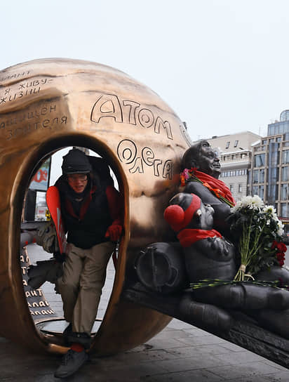 В декабре 2020 года рядом с Театром Олега Табакова на Малой Сухаревской площади актеру открыли скульптурную композицию «Атом Солнца Олега Табакова»
