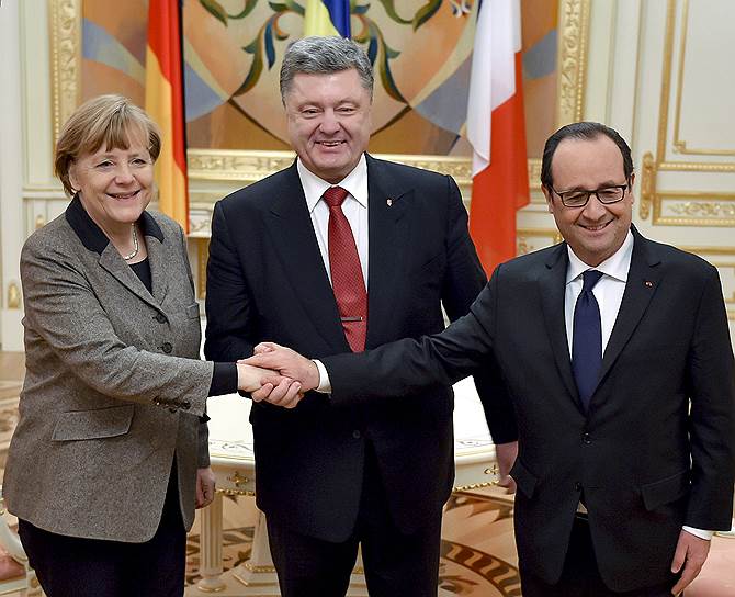 Слева направо: федеральный канцлер Германии Ангела Меркель, президент Украины Петр Порошенко и президент Франции Франсуа Оланд 