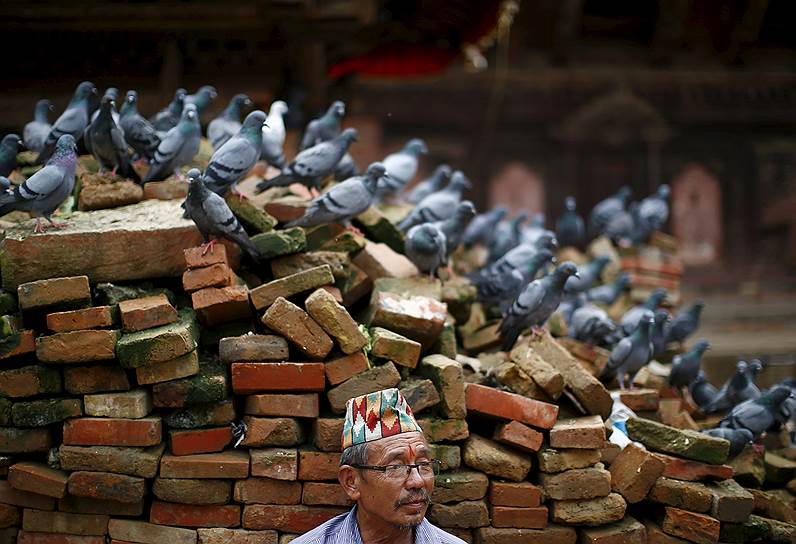 Катманду, Непал. Груда кирпичей, собранных у храма, пострадавшего во время землетрясения