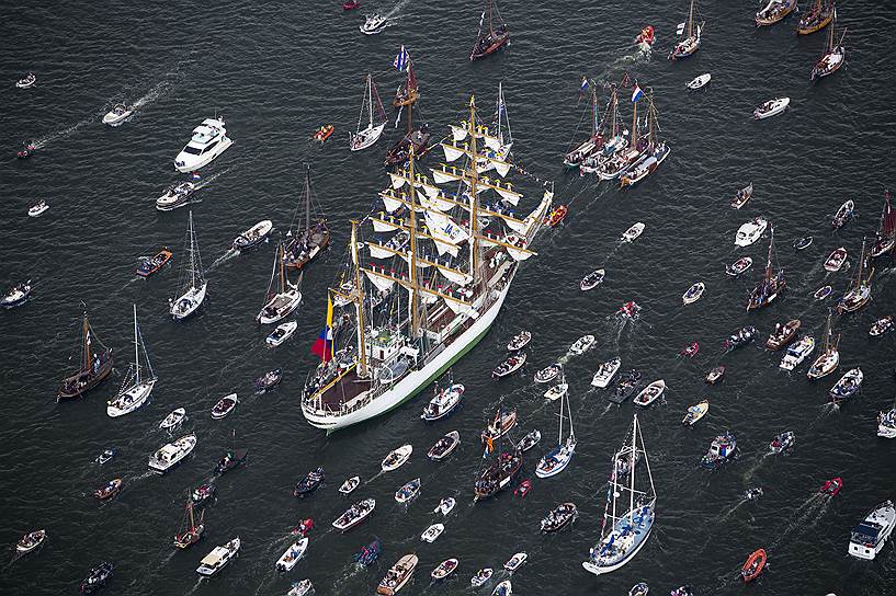 Амстердам, Нидерланды. Суда, идущие на морской парад SAIL Amsterdam 2015