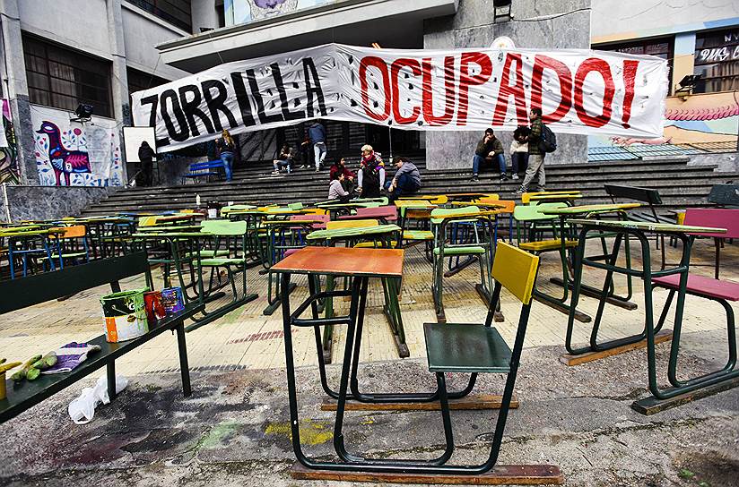 Монтевидео, Уругвай. Парты у здания одной из школ города во время забастовки учителей