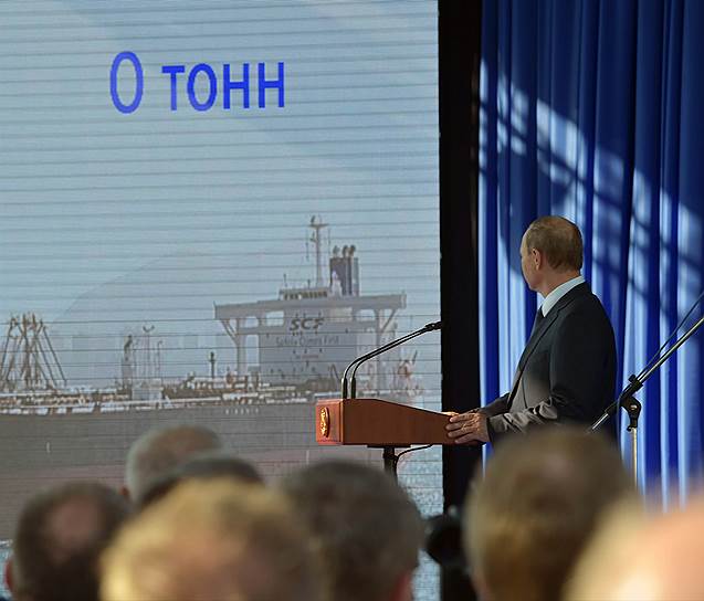 Президент России Владимир Путин замер в ожидании начала работы главного и единственного двигателя российской экономики — наполнения танкера сырой нефтью