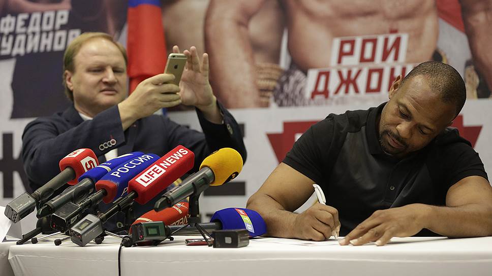 Ялта, Республика Крым. Американский боксер Рой Джонс (справа) подписывает заявление в ФМС о получении гражданства РФ