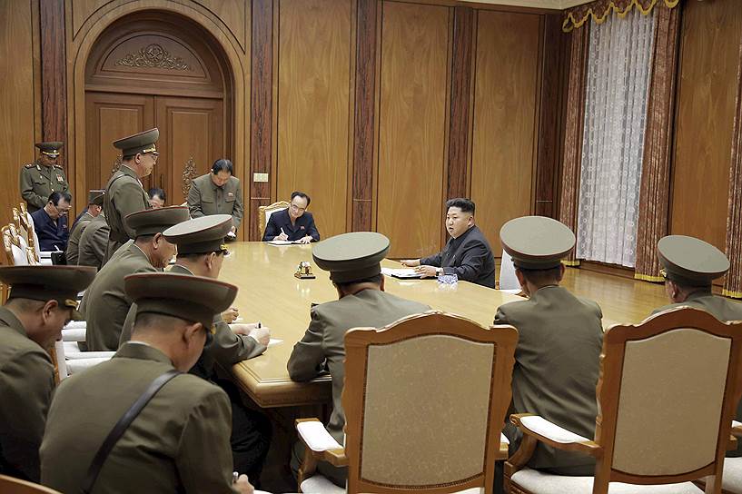 Пхеньян, КНДР. Лидер Северной Кореи Ким Чон Ын во время экстренного заседания центральной военной комиссии Трудовой партии Кореи
