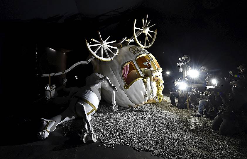 По словам организаторов, Dismaland — это хаотичный новый мир, куда можно сбежать от бессмысленного пребывания в мире иллюзий. Вместо развлечений здесь музей, а вместо магазина подарков — библиотека