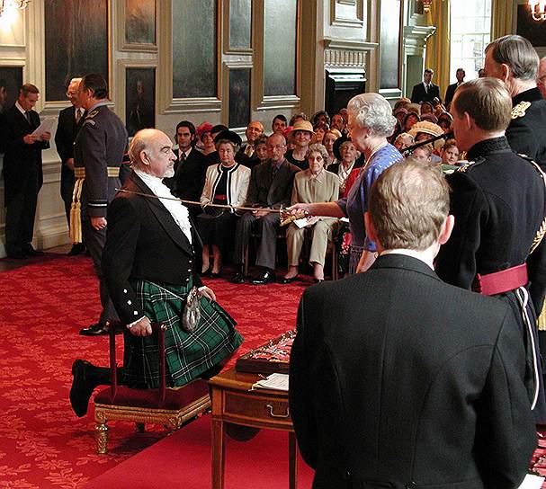В 2000 году Шон Коннери получил титул «сэра», удостоившись почетного рыцарского звания — самой большой награды Великобритании. Будучи патриотом своей страны, на все торжественные события актер надевал шотландский килт