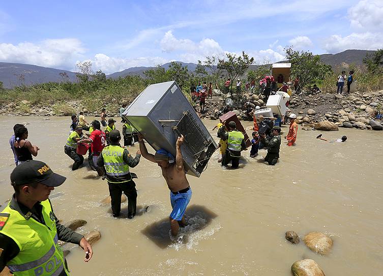 Вилья Дель Росарио, Колумбия. Люди через реку пересекают границу между Венесуэлой и Колумбией из-за кризиса в отношениях двух стран