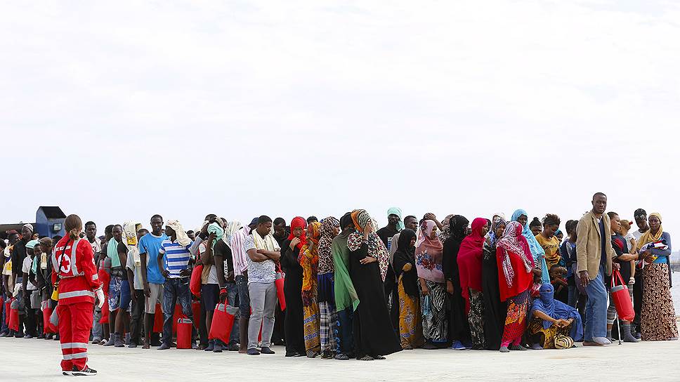 Аугуста, Италия. Мигранты в доках порта после высадки с корабля «Врачей без границ»