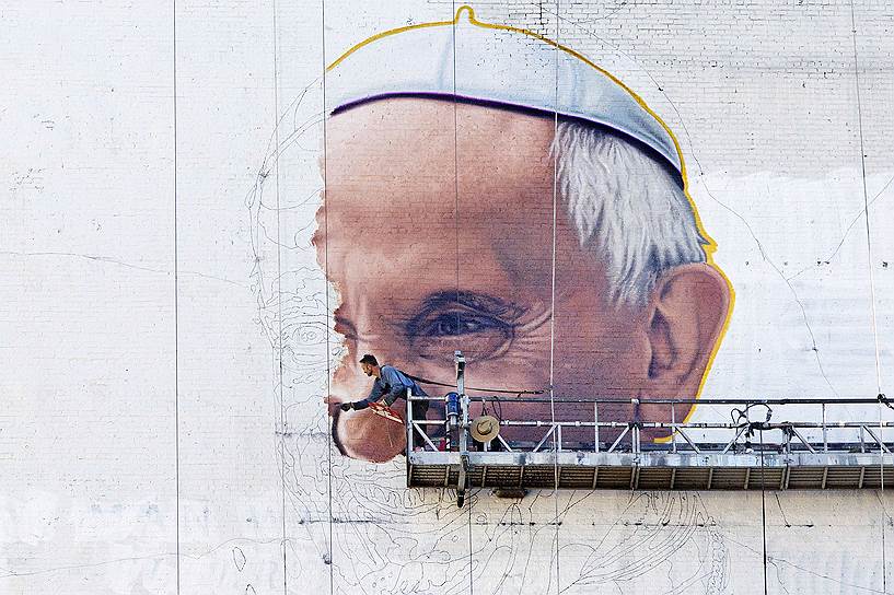 Нью-Йорк, США. Нанесение портрета папы римского на стену в одном из районов города в преддверии визита папы Франциска в Америку