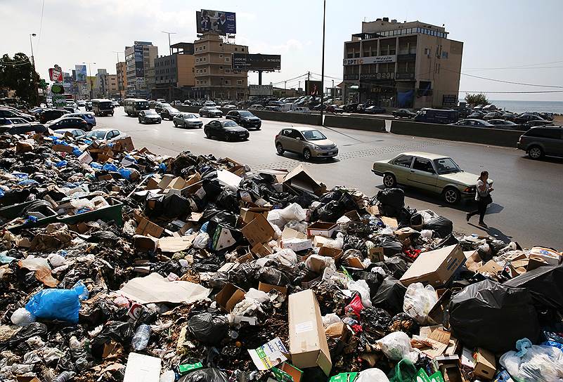 Джаль эль-Диб, Ливан. Мусор, сваленный на улице города. В Стране продолжается «мусорный кризис», вызвавший сильные протесты