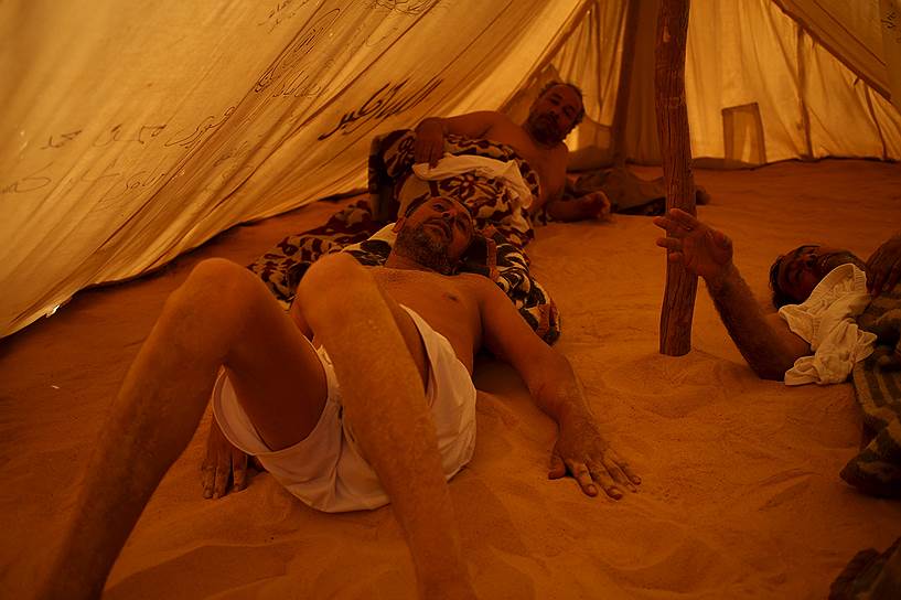 После процедуры мужчины отдыхают в палатке из тонкой ткани, которая выступает в качестве своего рода сауны. Там они накрываются одеялами и пьют горячий травяной чай