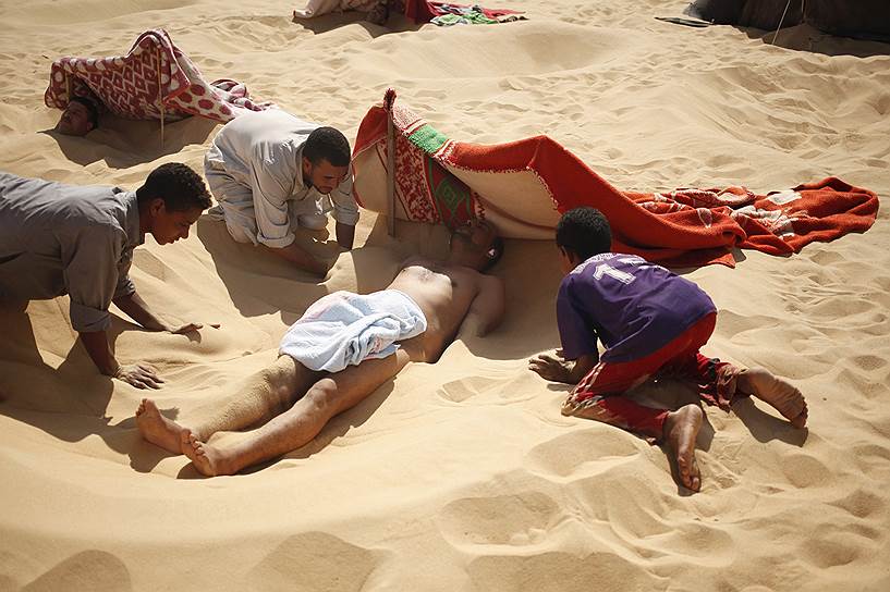 Во время приема песочных ванн лишь голова пациента остается в тени