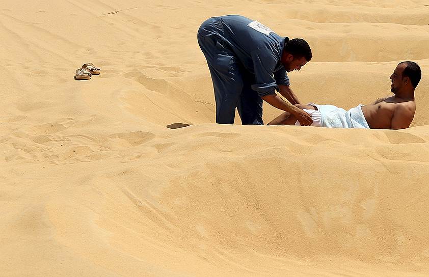 Перед процедурой мужчинам делают массаж, после чего по шею закапывают в горячий песок