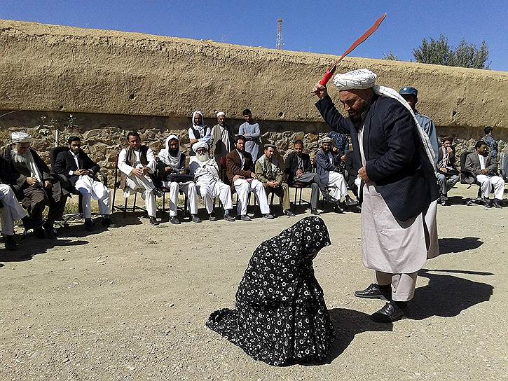 Гор, Афганистан. Суд  приговорил  женщину к ста ударам плетью за измену мужу. Приговор привели в исполнение на глазах у толпы