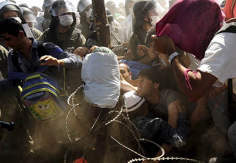 Македонско-греческая граница. Толпа мигрантов пытается прорваться через границу после того, как полиция Македонии разрешила проход небольшой группе людей