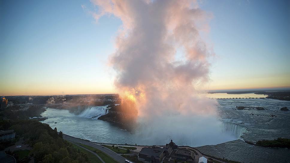 Онтарио, Канада. Вид на водопад, входящий в комплекс Ниагарских водопадов: водопад «Подкова»