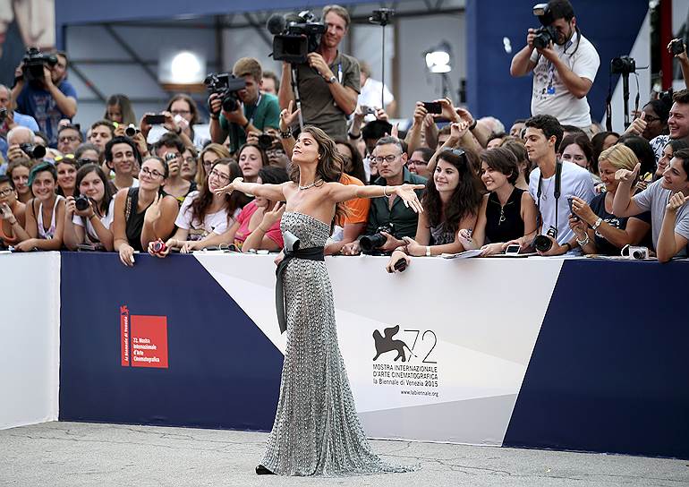 Итальянская модель и актриса Элиза Сенауи на церемонии открытия 72-го Венецианского кинофестиваля 