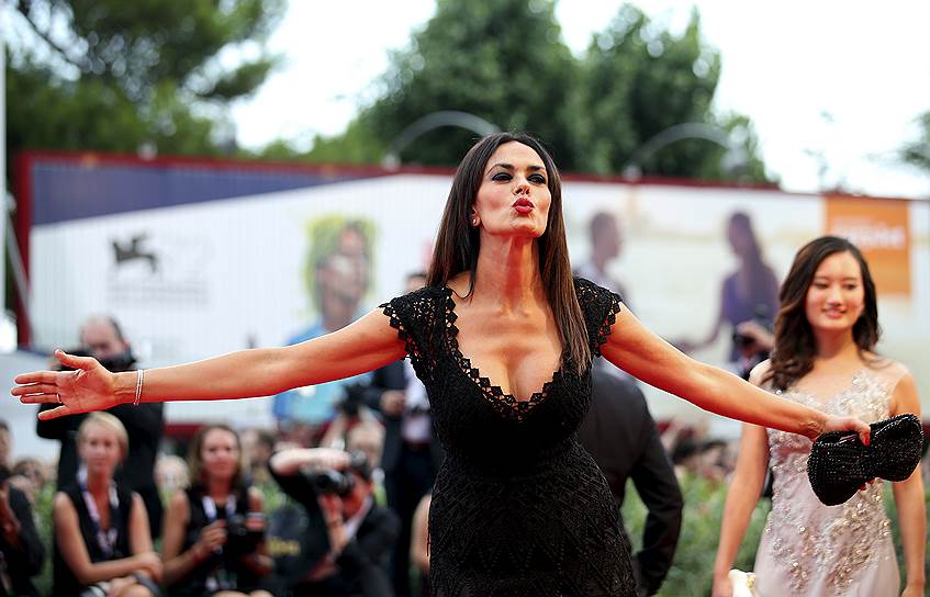 Итальянская актриса Мария Грация Кучинотта на красной дорожке перед премьерой фильма «Эверест» на открытии 72-го Венецианского кинофестиваля