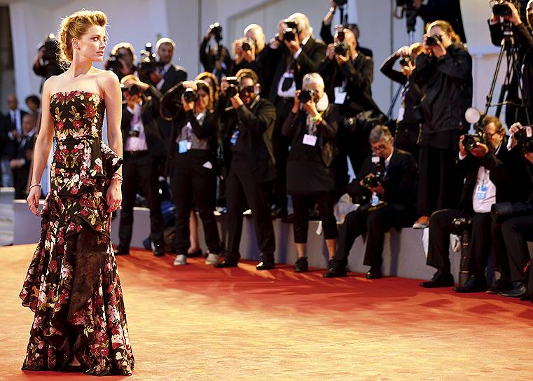 Актриса Эмбер Хард позирует на ковровой дорожке перед премьерой фильма «Девушка из Дании»