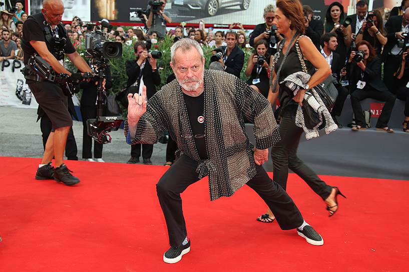 Режиссер Терри Гиллиам позирует на ковровой дорожке перед премьерой фильма «Черная месса»