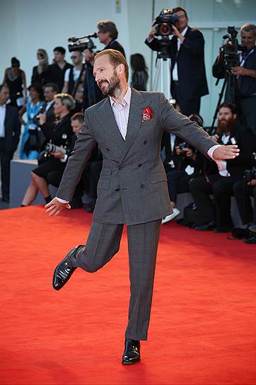 Актер Рэйф Файнс танцует на ковровой дорожке перед премьерой фильма «Больший всплеск»